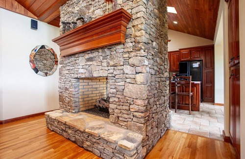 Bryson City Cabin | Majestic View cabin in Bryson City: 4BR, lake views, sleeps 10—your perfect mountain escape!