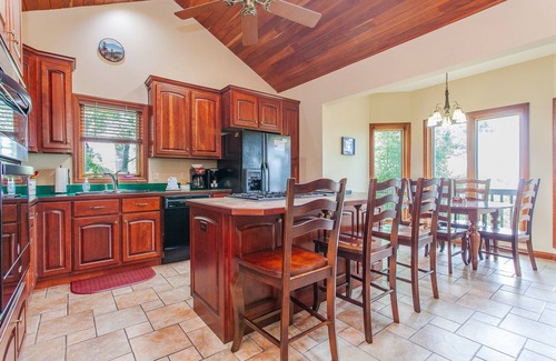 Bryson City Cabin | Majestic View cabin in Bryson City: 4BR, lake views, sleeps 10—your perfect mountain escape!