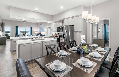 Table Rock Condo | Majestic Walk-in Lake Condos-No stairs AND Views for Mile-2 outdoor spaces-5 mins to Branson| 124