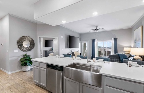 Table Rock Condo | Majestic Walk-in Lake Condos-No stairs AND Views for Mile-2 outdoor spaces-5 mins to Branson| 124
