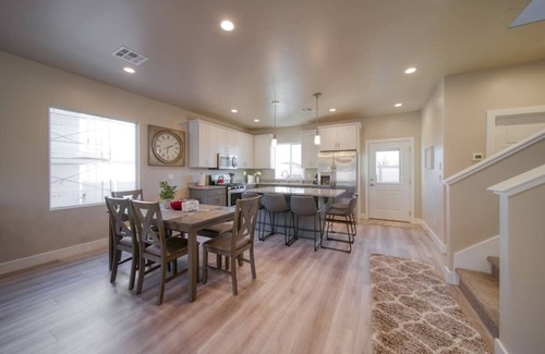 Hildale House | Majestic Zion, So Zion 4Bed 3Bath, Hot Tub, Deck, Fire Pit