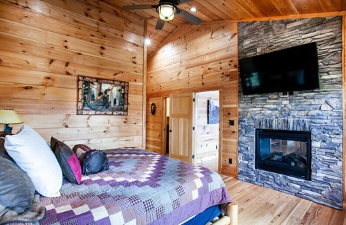 Black Bear Falls Cabin | Majesty Lodge - Mtn View, Hot Tub, & Game Room!