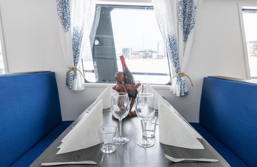 Ylamylly Boat Rental | Majoitus-Ravintolalaiva Saimatar