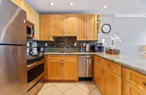 Honokowai Condo | Makani Sands #209 1brm Beachfront Condo with Ice cold AC!