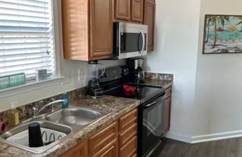 Myrtle Beach House | Makaria's Mermaid Beach Hideaway: Cozy 2-bedroom cottage home in Myrtle Beach!