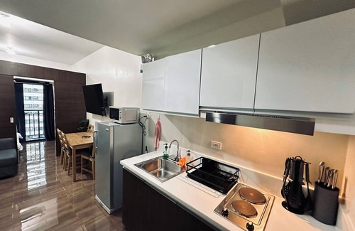Legazpi Village Condo | Makati, Metro Manila Wifi, Netflix & Disney +