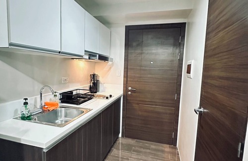 Legazpi Village Condo | Makati, Metro Manila Wifi, Netflix & Disney +