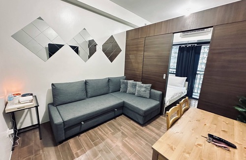 Legazpi Village Condo | Makati, Metro Manila Wifi, Netflix & Disney +