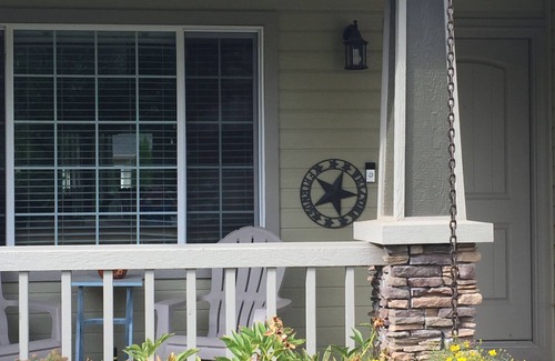 Meridian House | Make this your Home away from Home in Meridian, close to I-84 Very Clean!