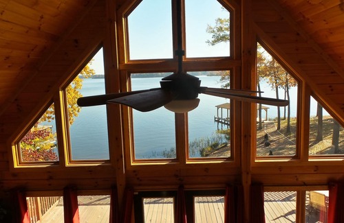 Henrico Cabin | MAKE VACATION MEMORIES IN A COZY LOG HOME ON MAIN LAKE