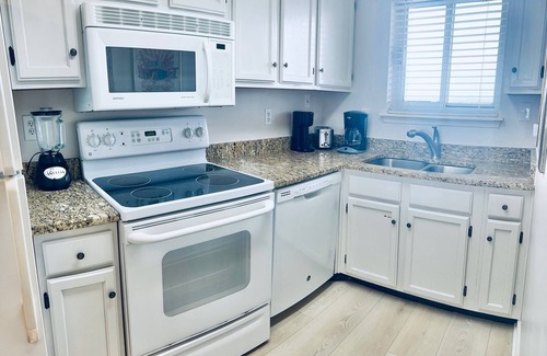 Gulf Shores Condo | Make waves with a Beach Getaway! Time to unwind and relax!👙🍹