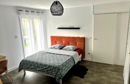 Neuville-Saint-Amand Villa | Makeda Love & Jacuzzi
