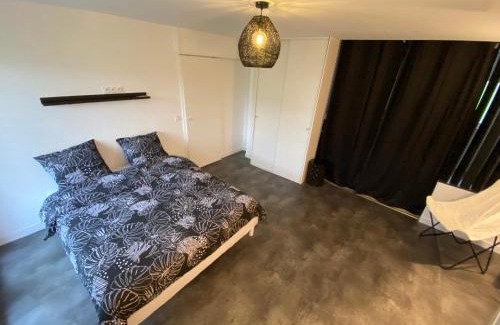 Neuville-Saint-Amand Villa | Makeda Love & Jacuzzi
