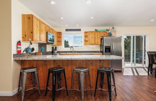 Kiwanda Shores House | Makena's Haven-4 bed, game room, hot tub, steps to beach. Dog OK.