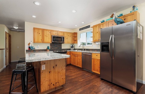 Kiwanda Shores House | Makena's Haven-4 bed, game room, hot tub, steps to beach. Dog OK.