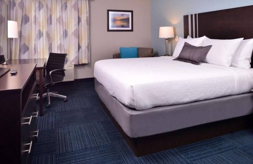 Blaine House | Making the Best Memories Along the Way! Free Breakfast, Pool, Free Parking