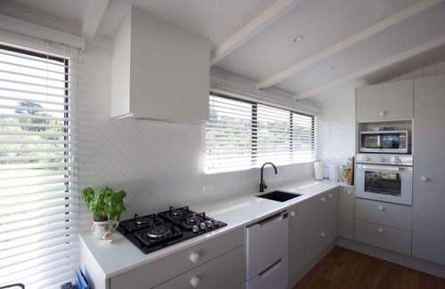 Oneroa House | MAKO COTTAGE. (FREE WIFI and full SKY) Convenient+