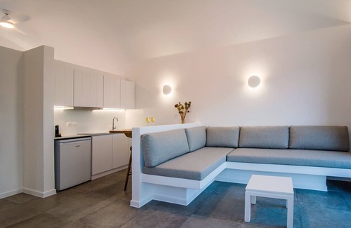 Diakofti Apartment | MakriKythera's Private Pool Suites - Luxury Oasis
