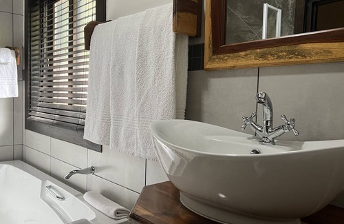 Kwa Sani House | Malachite Manor