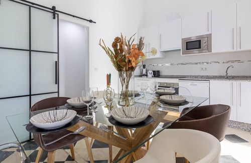 La Victoria Apartment | Malaga Center Flat Balcony Picasso Plaza Merced
