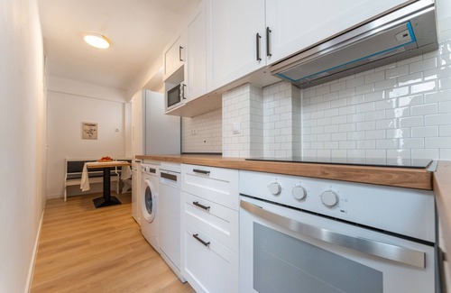 Capuchinos Apartment | Malaga Lux Oasis - Modern 3BR, Fast WiFi, SmartTV