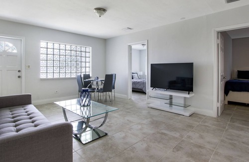 Santa Barbara Estates House | MALIBU BEACH HOUSE! 2BEDRM/2BATH! FREE PARKING!