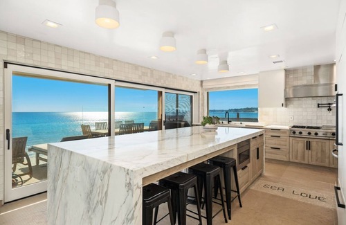 Central Malibu House | Malibu Rd Beach Bunker - Lg Beach House on Dry Beach w/Hi Ceiling & 3 Balconies