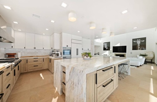 Central Malibu House | Malibu Rd Beach Bunker - Lg Beach House on Dry Beach w/Hi Ceiling & 3 Balconies