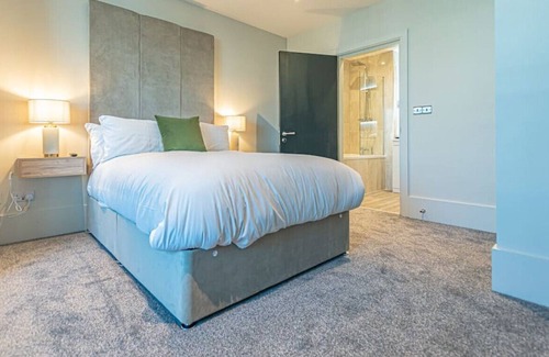 The Docks Apartment | Malmaison Apt 4 · Stunning lux 2bed apt | balcony | river views