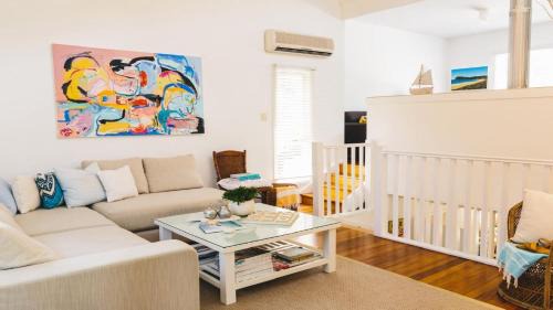 Macmasters Beach House | Malolo Costal Retreat , Wifi Accom Holidays