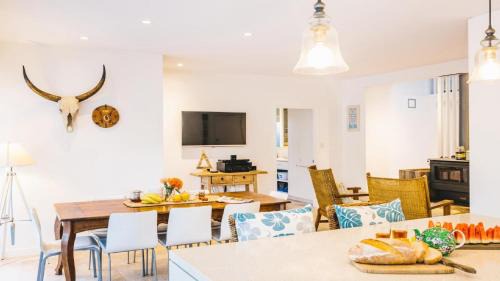 Macmasters Beach House | Malolo Costal Retreat , Wifi Accom Holidays
