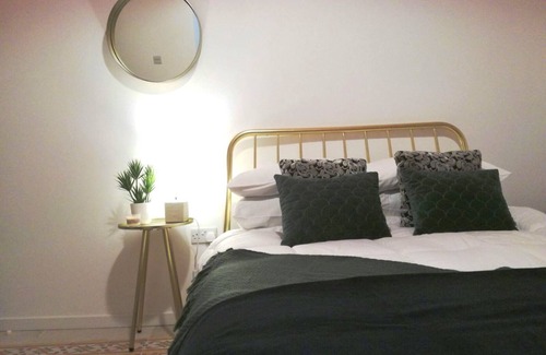 Luqa House | Malta Airport Accommodation: Squadron Base