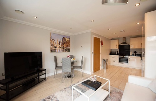 Reading Apartment | Malthouse Court - Luxury 2-Bed, 1-Bath w/Balcony