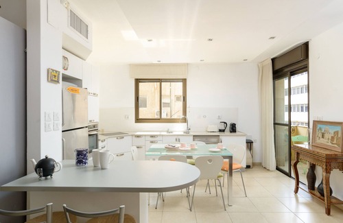 Tel Aviv Promenade Apartment | MAMAD Cosy Hideaway steps from Beach by FeelHome