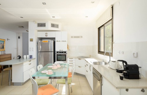 Tel Aviv Promenade Apartment | MAMAD Cosy Hideaway steps from Beach by FeelHome