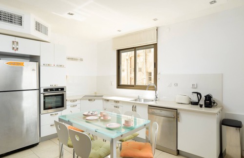 Tel Aviv Promenade Apartment | MAMAD Cosy Hideaway steps from Beach by FeelHome