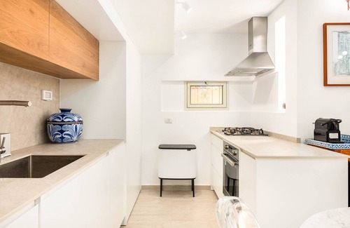 Kerem HaTeimanim Apartment | MAMAD Designer Gem Secret Patio & Jacuzzi Near Beach by FeelHome