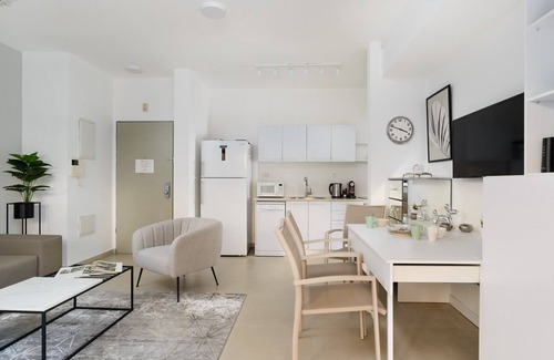 Tel Aviv Apartment | MAMAD Quiet Hideaway & Terrace near Beach by FeelHome