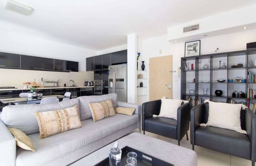 Kerem HaTeimanim Apartment | MAMAD Stunning 2BR/2BA SeaView Apt| By SweetyGuest
