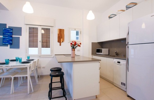 Tel Aviv City Center Apartment | MAMAD Trendy Apt & Balcony on Sheinkin Street by FeelHome