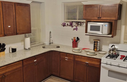 Albany Apartment | Mambo House Downtown Albany #ALB Airport