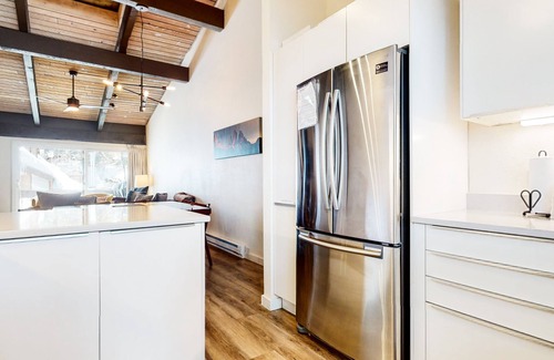 Mammoth Lakes Condo | Mammoth Lakes 4 BDR Condo: Walking Distance to The Village, Right Off the Slopes