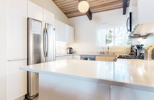 Mammoth Lakes Condo | Mammoth Lakes 4 BDR Condo: Walking Distance to The Village, Right Off the Slopes