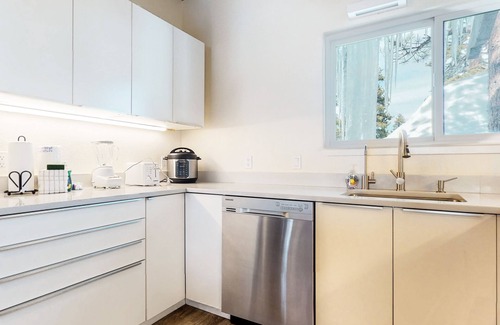 Mammoth Lakes Condo | Mammoth Lakes 4 BDR Condo: Walking Distance to The Village, Right Off the Slopes