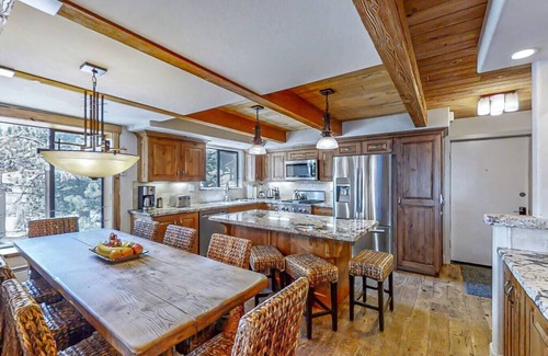 Mammoth Lakes Condo | Mammoth Village Retreat w/3br+loft+4ba+2br nooks. Fits multi-families in style!