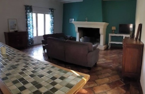 Arles Apartment | MANADE BLANC, Gîte for 9 PEOPLE
