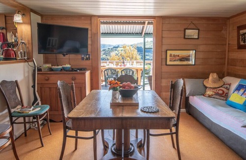 Robinsons Bay Cottage | Manaia Cottage - Akaroa Holiday Home