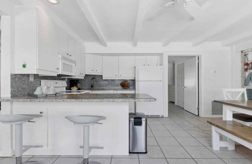 Englewood Cottage | Manasota Key Inn 1 BR Suite w/Full Kitchen, Steps to Private Beach, Dog Friendly