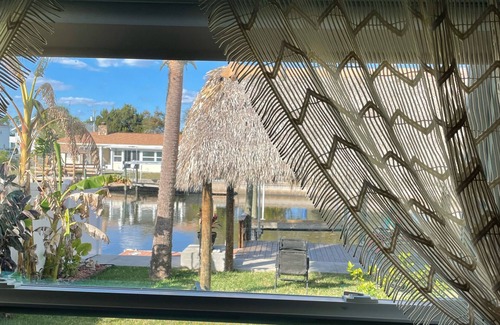 Dixie Shores House | Manatee Cove, Tiki WATERFRONT Home w/BOATLIFT