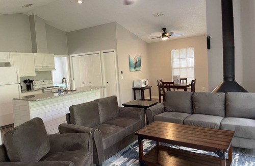 Homosassa House | Manatee Manor. Waterfront, dock, stilted home. Renovated June '23.
